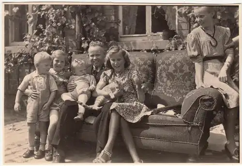 (F12563) Orig. Foto Leipzig Borsdorf, Gruppenbild auf Sofa vor dem Haus 1943