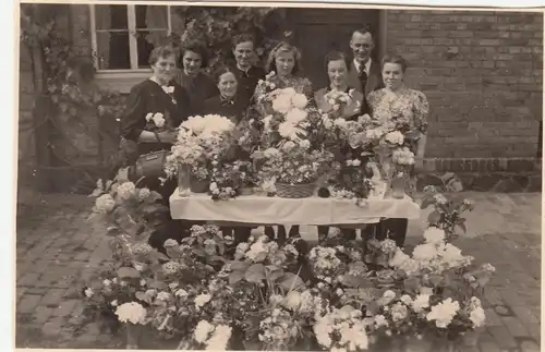 (F12560) Orig. Foto Leipzig Borsdorf, Gruppenbild mit Blumen zur Hochzeit 1943