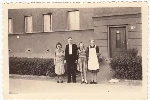 (F12548) Orig. Foto Personen vor einem Haus in Leipzig, "Besuch der Hamburger" 1