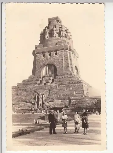 (F12547) Orig. Foto Leipzig, Personen vor dem Völkerschlachtdenkmal, 1943