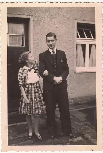 (F12544) Orig. Foto Leipzig Borsdorf, Herr und Mädchen vor einem Haus 1941
