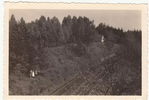 (F12540) Orig. Foto Hohenstein-Ernstthal, Personen an einer Bahnstrecke 1941