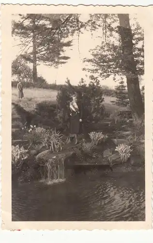 (F12539) Orig. Foto Hohenstein-Ernstthal, Frau m. Fuchs-Pelz an einem Teich 1941