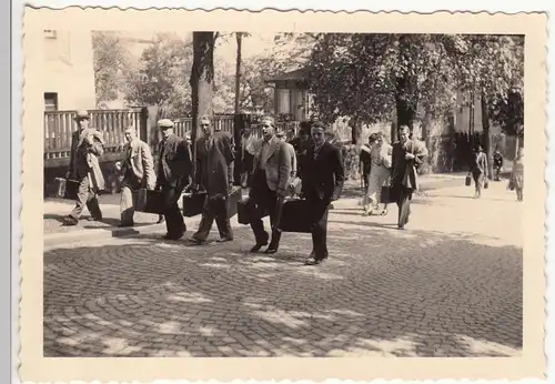 (F12537) Orig. Foto Hohenstein-Ernstthal, Personen mit Koffern auf Straße 1941