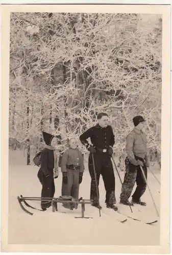 (F12536) Orig. Foto Leipzig Großsteinberg, Personen mit Schlitten und Skiern 194