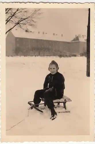 (F12535) Orig. Foto Leipzig Scherbelberg, Kind sitzt auf Schlitten 1940