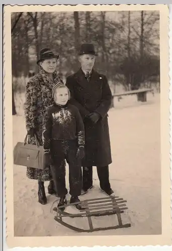 (F12534) Orig. Foto Leipzig Scherbelberg, Familie mit Schlitten 1940