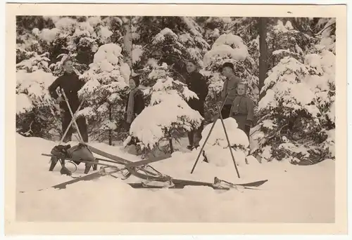 (F12533) Orig. Foto Leipzig Großsteinberg, Personen mit Schlitten und Skiern 194