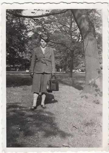 (F12531) Orig. Foto Leipzig, Frau im Gelände des Tierparks 1942