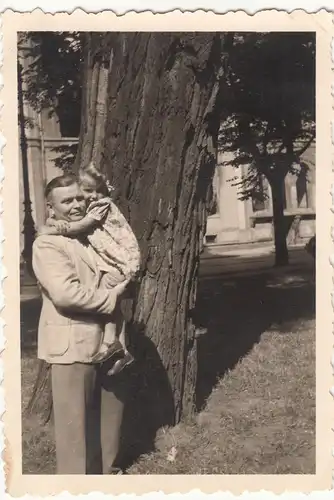 (F12530) Orig. Foto Mann mit Mädchen auf dem Arm am Baum, 1939