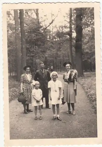 (F12524) Orig. Foto Leipzig, Personen spazieren im Park Rosental 1939