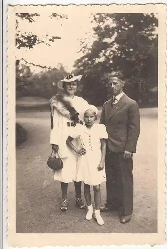 (F12522) Orig. Foto Leipzig, Personen spazieren im Park Rosental 1939