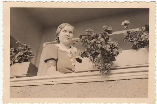 (F12519) Orig. Foto junge Frau auf dem Balkon eines Leipziger Wohnhauses 1938