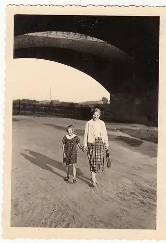 (F12518) Orig. Foto Mutter und Tochter unter einer Brücke, Leipzig 1938