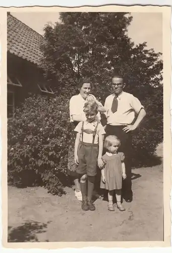 (F12504) Orig. Foto Familie mit kleinen Kindern vor dem Haus 1953