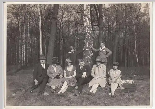 (F12503) Orig. Foto Ausflug, Wanderung, Familie Bachmann im Tannenwald bei Leipz