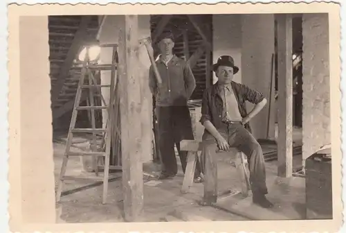 (F12499) Orig. Foto Männer bei Arbeiten auf dem Dachboden 1943