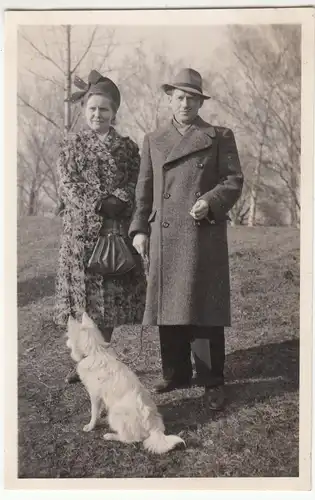 (F12498) Orig. Foto Paar mit Hund spazieren, Leipzig 1951