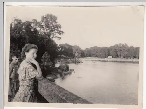 (F12497) Orig. Foto junge Frau an einem See (bei Leipzig?) 1953