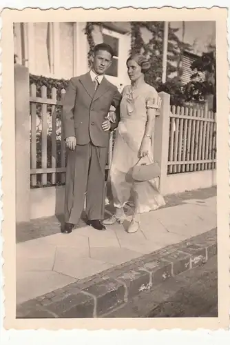 (F12496) Orig. Foto junges Paar am Gartenzaun 1935
