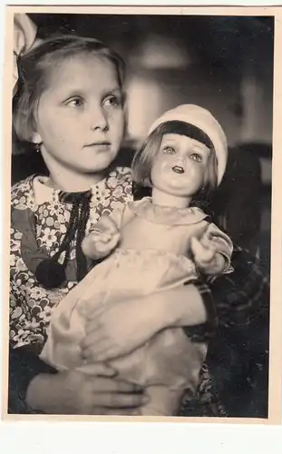 (F12495) Orig. Foto "Zimmeraufnahmen 1939", kleines Mädchen mit Puppe
