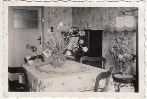 (F12493) Orig. Foto "Zimmeraufnahmen 1939", Raum mit Klavier, Blumen, Stehlampe