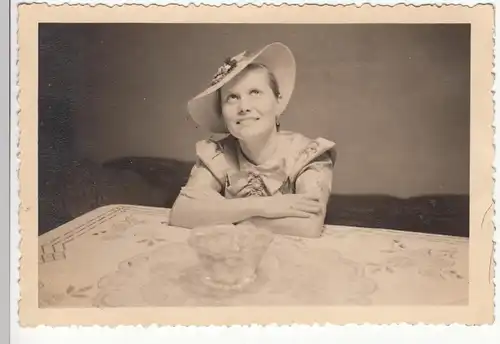 (F12490) Orig. Foto "Zimmeraufnahmen 1938", junge Frau mit Hut am Tisch