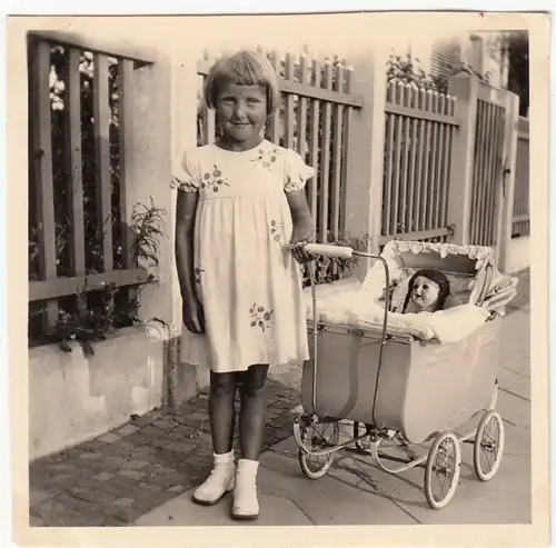 (F12488) Orig. Foto Mädchen im Kleidchen mit Puppenwagen 1935