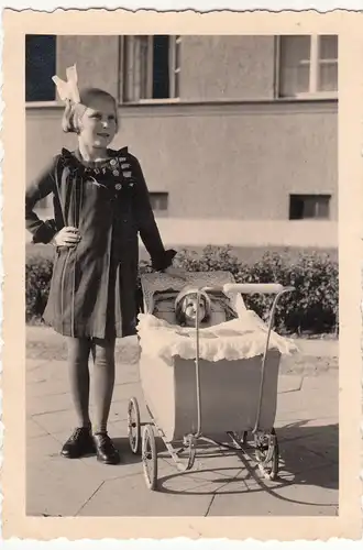 (F12487) Orig. Foto Mädchen mit Puppenwagen 1939, Schleifchen u. Kleidchen