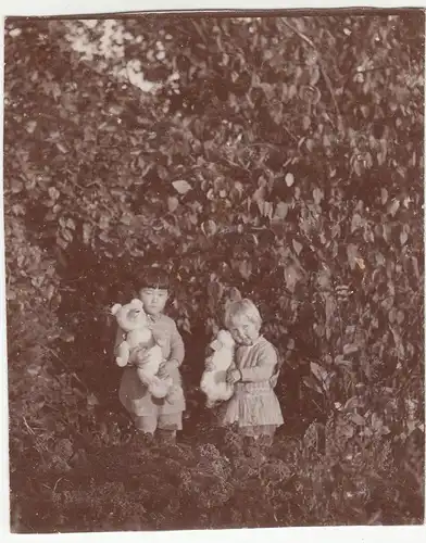 (F12486) Orig. Foto kleine Kinder spielen, Bärchen u. Häschen i.d. Hand, 1931