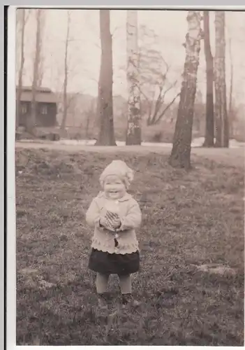 (F12485) Orig. Foto kleines Mädchen mit Tütchen i.d. Hand im Freien 1930