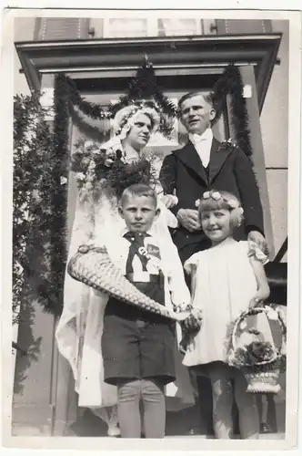 (F12482) Orig. Foto Hochzeit 1935, Brautpaar mit Kinder vor Hauseingang