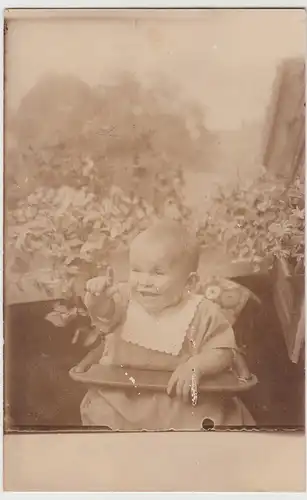(F12477) Orig. Foto Kleinkind im Kinderstuhl 1910/20er