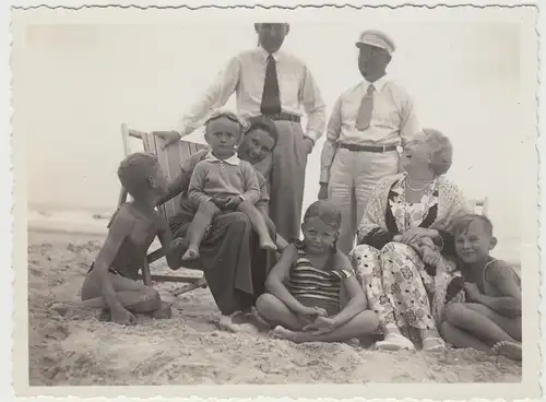 (F12473) Orig. Foto Personen am Strand, fröhliches Gruppenbild mit Liegestuhl 19