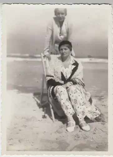 (F12472) Orig. Foto Damen im Liegestuhl am Strand 1930er