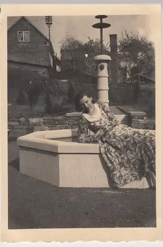 (F12467) Orig. Foto junge Frau Ruth sitzt auf Brunnen 1930er