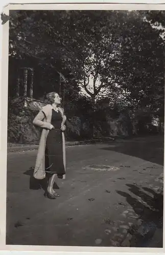 (F12466) Orig. Foto junge Frau mit Mantel im Freien 1930er