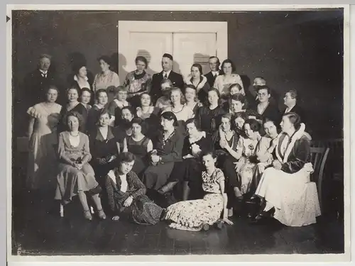 (F12463) Orig. Foto Abiturienten, Gruppenbild im Raum, Abschiedsfest März 1932