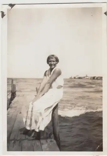 (F12445) Orig. Foto Insel Rügen 1931, Mädchen an einem Bootssteg