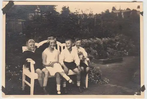 (F12437) Orig. Foto Kinder sitzen auf einer Parkbank, Günters 8. Geburtstag 1931