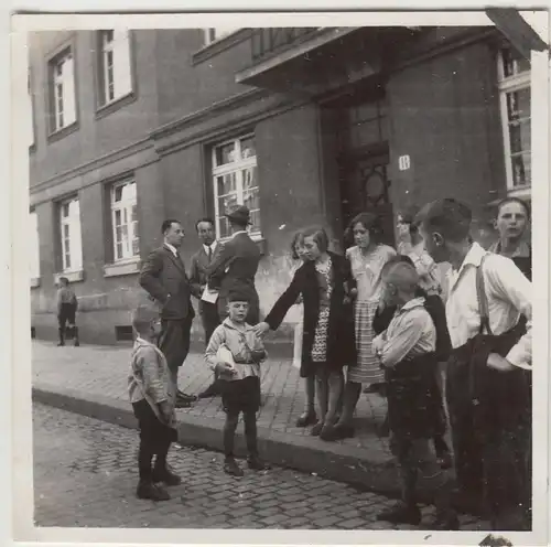 (F12429) Orig. Foto Remscheid, Kinder am Straßenrand, bei einem Umzug 1931