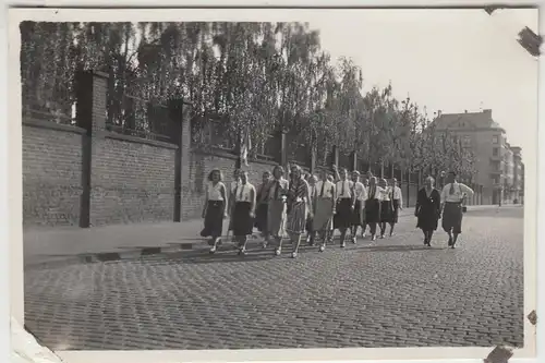 (F12426) Orig. Foto Mädchen der Oberprima Elberfeld marschieren 1931