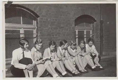 (F12424) Orig. Foto Mädchen sitzen vor einem Backsteinhaus, Mittagspause 1931