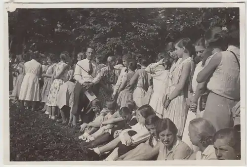 (F12423) Orig. Foto Aachen, Gedenkfeier a.d. Ehrenfriedhof 1931, Mädchen am Rand