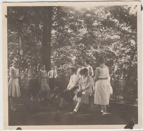 (F12418) Orig. Foto Aachen, Gedenkfeier a.d. Ehrenfriedhof 1931, Mädchen mit Fla