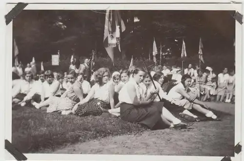 (F12417) Orig. Foto Aachen, Gedenkfeier a.d. Ehrenfriedhof 1931, Mädchen mit Fla