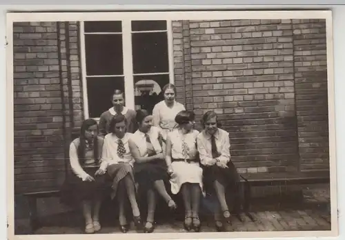 (F12405) Orig. Foto junge Frauen, Gruppenbild vor einem Backsteinhaus 1930
