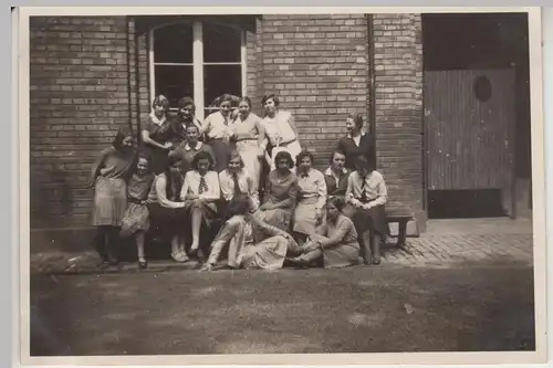(F12404) Orig. Foto junge Frauen, Gruppenbild vor einem Backsteinhaus 1930