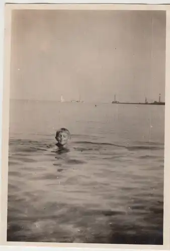 (F12403) Orig. Foto Warnemünde, kleiner Junge schwimmt im Wasser 1930