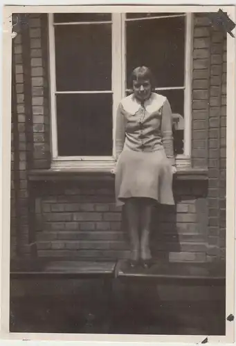 (F12402) Orig. Foto Mädchen sitzt auf einem Fenstersims 1931